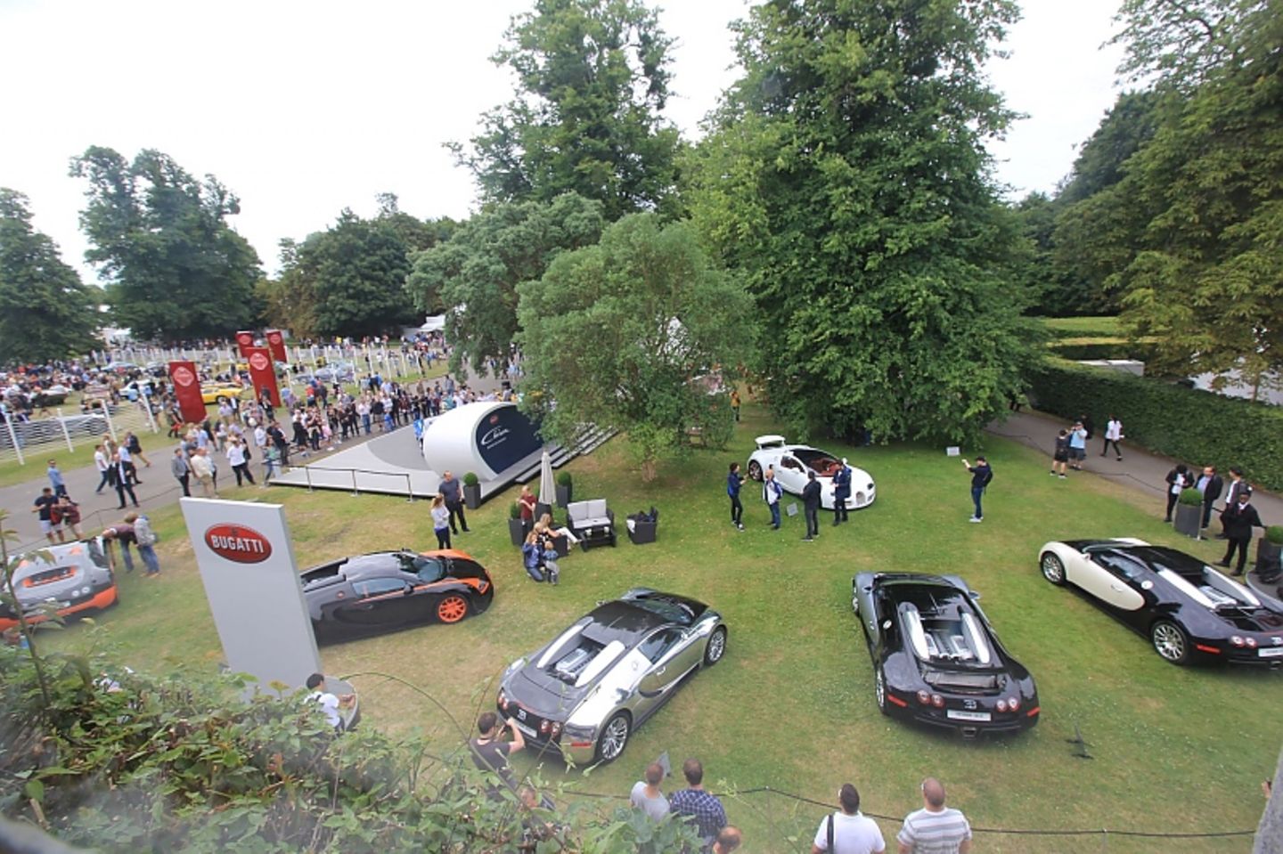 Wenn alle acht Bugattis auf ihrem Platz stehen (ein Chiron ist gerade auf der Strecke unterwegs), sind hier 9.404 PS zu sehen.