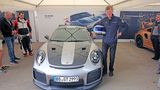 Rallye-Ikone Walter Röhrl vor dem 700 PS-Porsche 911 GT2 RS.