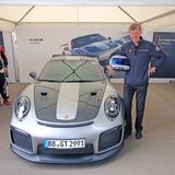 Rallye-Ikone Walter Röhrl vor dem 700 PS-Porsche 911 GT2 RS.