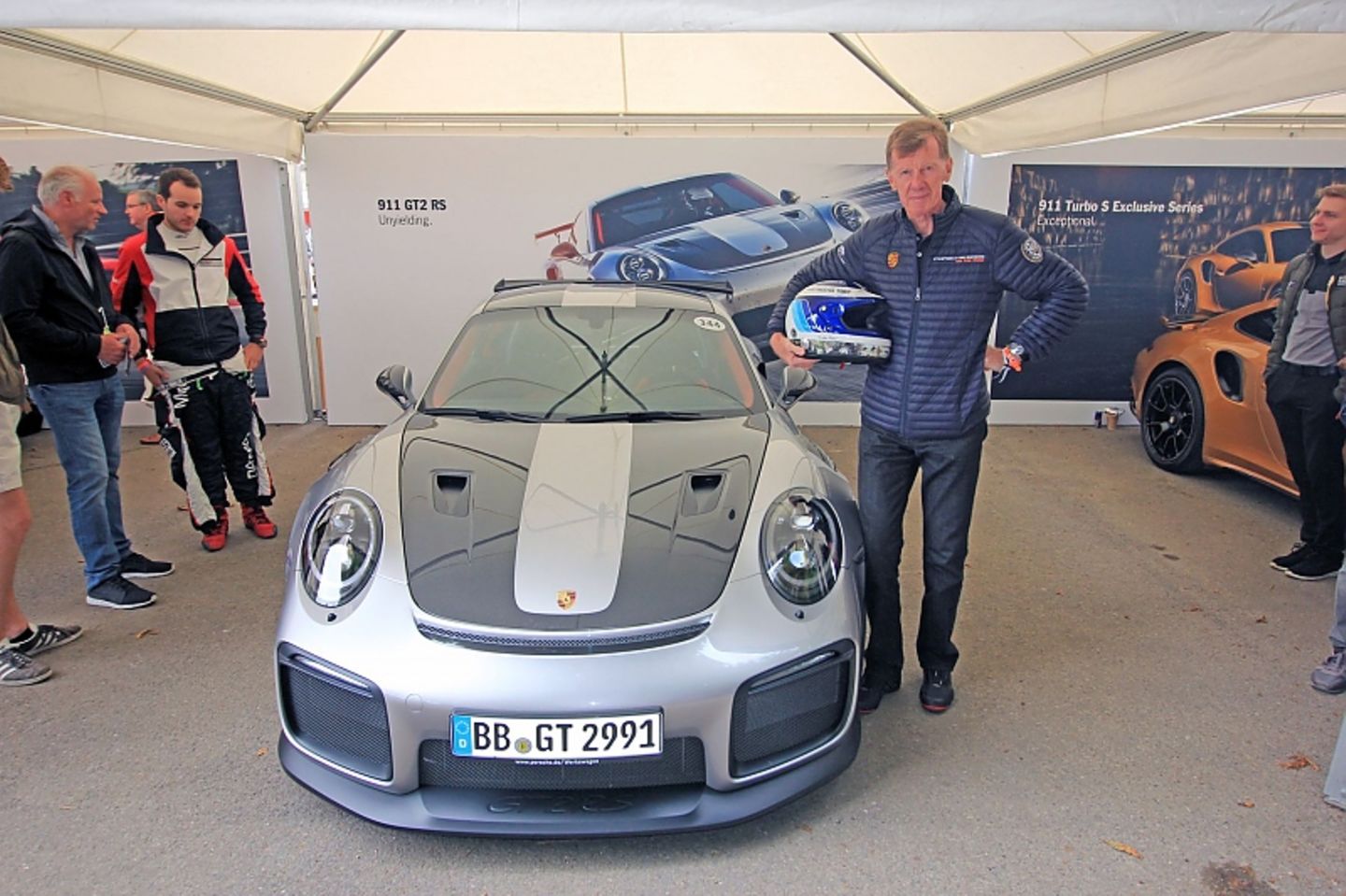 Rallye-Ikone Walter Röhrl vor dem 700 PS-Porsche 911 GT2 RS.