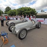 Rennfahrer Roland Asch und Jochen Mass in ihren lauten Mercedes W25 und W125.