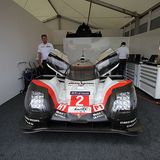 Gerade erst als Gesamtsieger beim 24 Stunden Rennen in LeMans über die Ziellinie gerollt, ist er schon in Goodwood zu sehen und