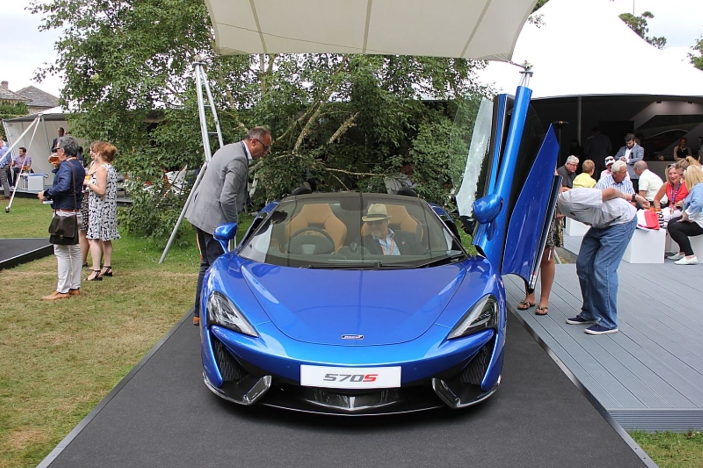 Der neue McLaren 570S Spider ist in Goodwood zum ersten Mal fahrend zu sehen.