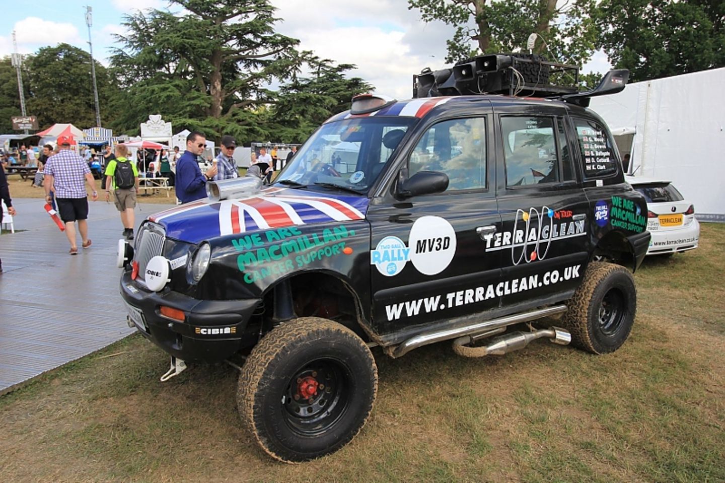 Am Rande des Festivals sind spektakuläre Umbauten wie dieser eines London-Taxis zu sehen.
