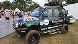 Am Rande des Festivals sind spektakuläre Umbauten wie dieser eines London-Taxis zu sehen.