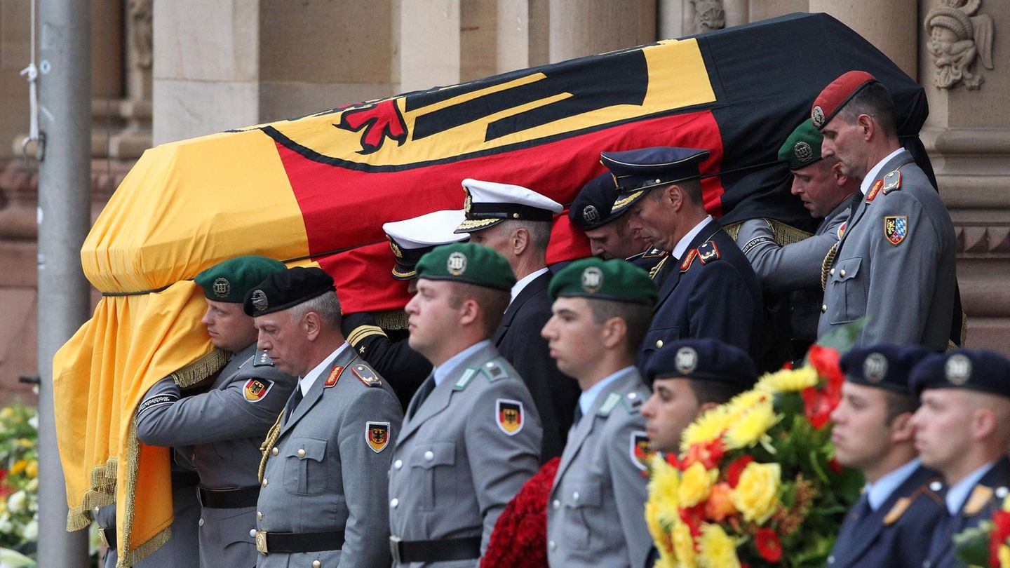 Helmut Kohl wird in Speyer mit militärischen Ehren zu Grabe getragen