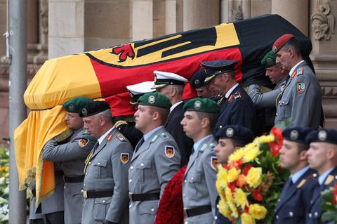 Helmut Kohl wird in Speyer mit militärischen Ehren zu Grabe getragen
