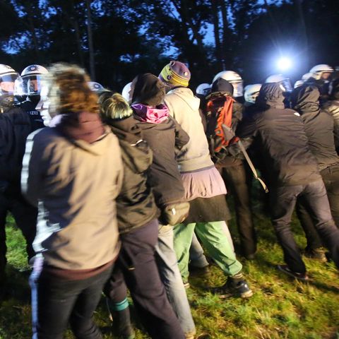 Polizisten rangeln mit Demonstranten bei der Beschlagnahmung von Schlafzelten in einem Protest-Camp gegen den G20-Gipfel