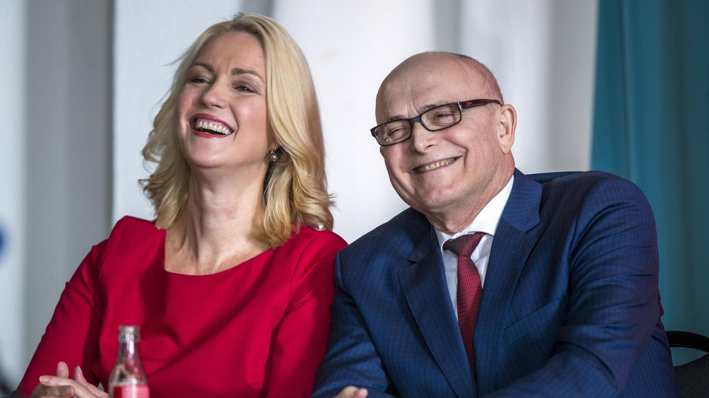 Manuela Schwesig und Erwin Sellering beim SPD-Sonderparteitag zur Wahl eines neuen Landesvorsitzenden