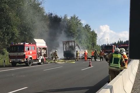 Auf der A9 ist ein Reisebus auf einen Sattelzug aufgefahren und in Brand geraten