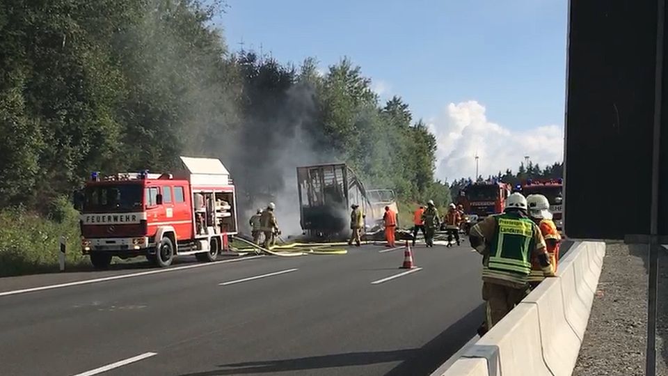 Auf der A9 ist ein Reisebus auf einen Sattelzug aufgefahren und in Brand geraten Auf der A9 ist ein Reisebus auf einen Sattelzug aufgefahren und in Brand geraten