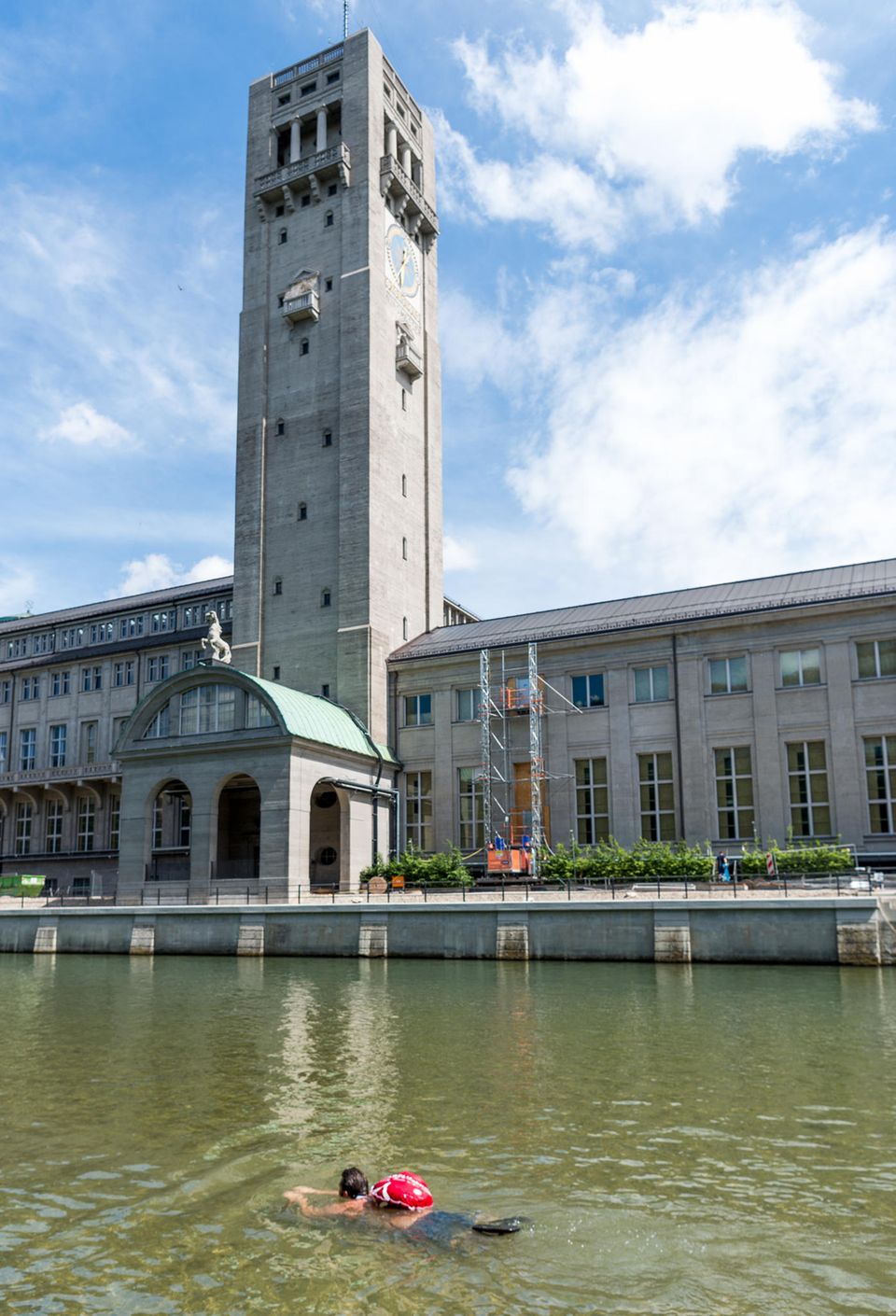 David schwimmt am Deutschen Museum in München vorbei