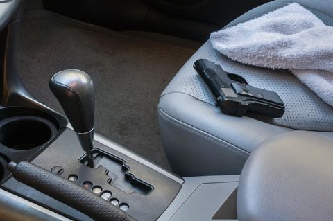 Eine Waffe liegt auf einem Autositz