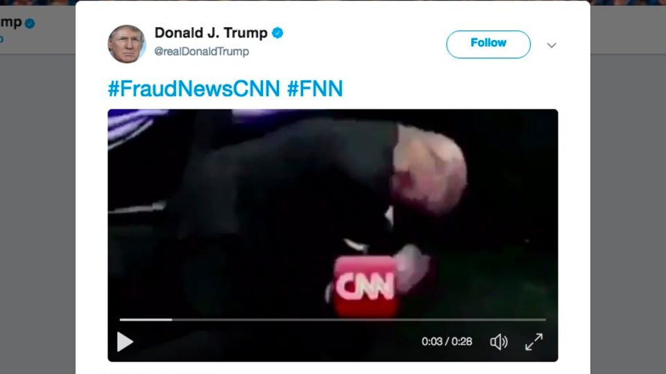 Trumps CNN-Video: Trumps Niveaulimbo zwingt ihn und das Publikum in die Knie