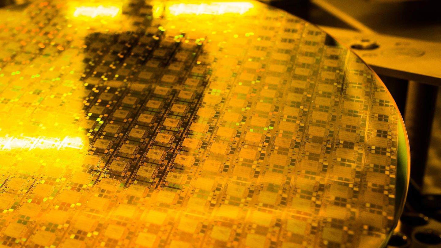 Ein Wafer (Halbleiterscheibe) in einem Gelbraum eines Halbleiterwerks von Bosch in Reutlingen