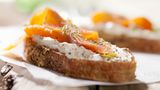 Zugreifen  Greifen Sie lieber auf Roggenbrot zurück. Das enthält komplexe Kohlenhydrate, die Sie länger satt machen. Geräucherter Fisch darauf ist zudem reich an Omega-3-Fettsäuren - und somit gut fürs Herz und Gehirn.
