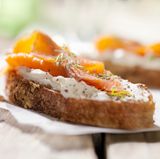 Zugreifen  Greifen Sie lieber auf Roggenbrot zurück. Das enthält komplexe Kohlenhydrate, die Sie länger satt machen. Geräucherter Fisch darauf ist zudem reich an Omega-3-Fettsäuren - und somit gut fürs Herz und Gehirn.