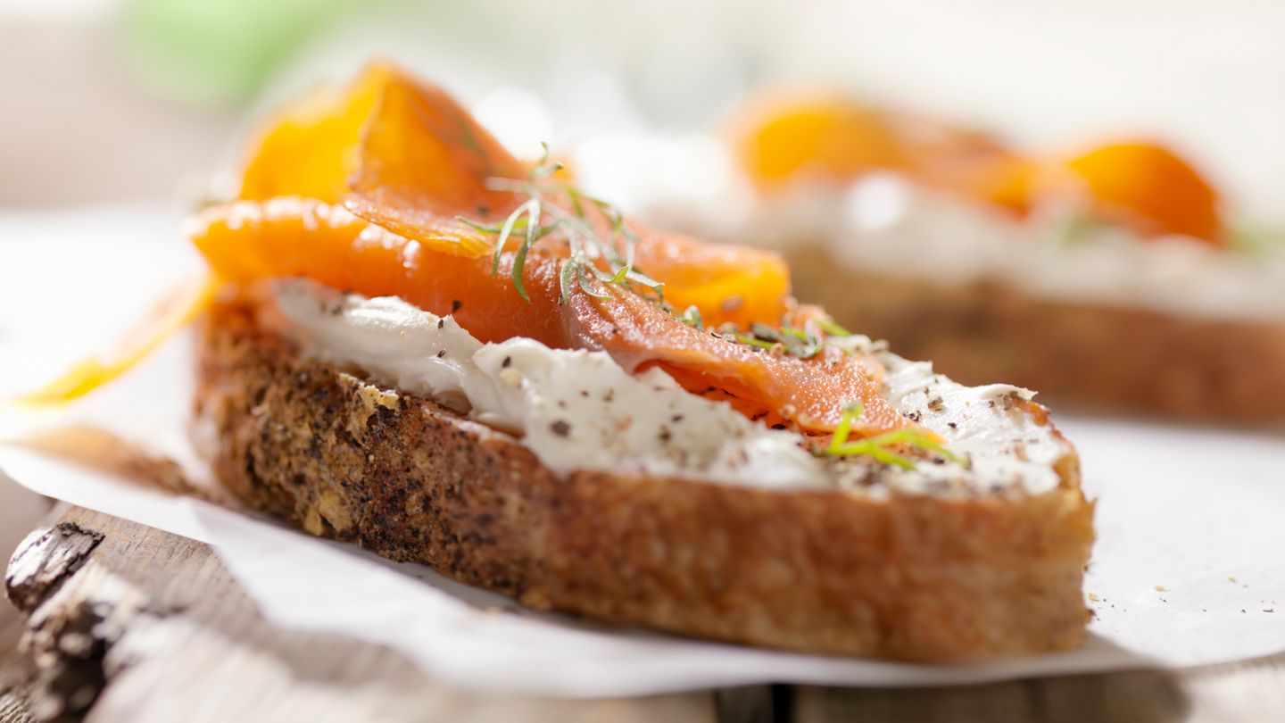 Zugreifen  Greifen Sie lieber auf Roggenbrot zurück. Das enthält komplexe Kohlenhydrate, die Sie länger satt machen. Geräucherter Fisch darauf ist zudem reich an Omega-3-Fettsäuren - und somit gut fürs Herz und Gehirn.