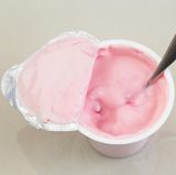 Finger weg  Aromatisierter Fruchtjoghurt ist meist voll von Zucker und Aromastoffen. 