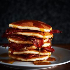 Finger weg  Auch wenn's vielen schwer fallen wird: Diese Pfannkuchen sind aus Weißmehl gemacht - und damit voll von leeren Kalorien. Ahornsirup enthält zu viel Zucker und der Bacon ist wegen seiner Menge an gesättigten Fettsäuren ungesund.