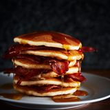 Finger weg  Auch wenn's vielen schwer fallen wird: Diese Pfannkuchen sind aus Weißmehl gemacht - und damit voll von leeren Kalorien. Ahornsirup enthält zu viel Zucker und der Bacon ist wegen seiner Menge an gesättigten Fettsäuren ungesund.