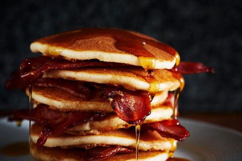 Finger weg  Auch wenn's vielen schwer fallen wird: Diese Pfannkuchen sind aus Weißmehl gemacht - und damit voll von leeren Kalorien. Ahornsirup enthält zu viel Zucker und der Bacon ist wegen seiner Menge an gesättigten Fettsäuren ungesund.