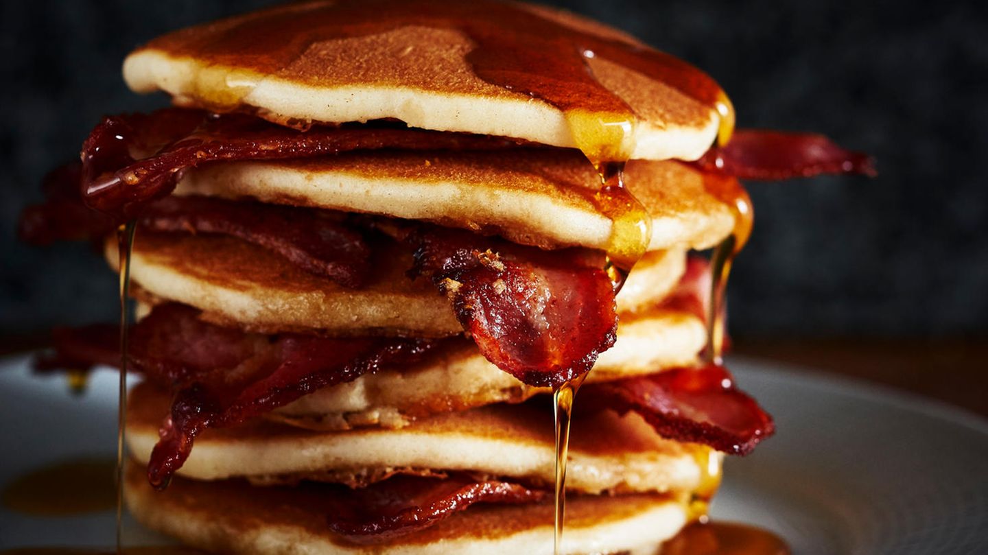 Finger weg  Auch wenn's vielen schwer fallen wird: Diese Pfannkuchen sind aus Weißmehl gemacht - und damit voll von leeren Kalorien. Ahornsirup enthält zu viel Zucker und der Bacon ist wegen seiner Menge an gesättigten Fettsäuren ungesund.