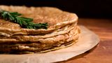 Zugreifen  Pfannkuchen aus Buchweizenmehl sind ballaststoffreich und halten Sie länger satt. Ersetzen Sie den Ahornsirup durch Früchte-Kompott, das Sie aus gefrorenen Früchten (ohne Zucker) selbst zubereiten können.