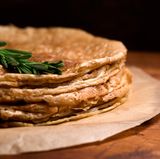 Zugreifen  Pfannkuchen aus Buchweizenmehl sind ballaststoffreich und halten Sie länger satt. Ersetzen Sie den Ahornsirup durch Früchte-Kompott, das Sie aus gefrorenen Früchten (ohne Zucker) selbst zubereiten können.