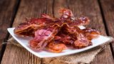 Finger weg  Zwar sind Schinken und Bacon gute Quellen für Proteine, sie enthalten aber zu viele gesättigte Fettsäuren, die in Mengen bedenklich für die Gesundheit sein können.