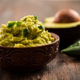 Zugreifen    Avocado enthält gesünderes Fett als Bacon. Zudem sind die Früchte reich an Proteinen und Vitaminen.