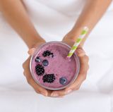 Zugreifen  Mixen Sie sich stattdessen einen Smoothie aus frischen Beeren und Naturjoghurt oder Kokosmilch.