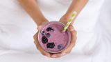Zugreifen  Mixen Sie sich stattdessen einen Smoothie aus frischen Beeren und Naturjoghurt oder Kokosmilch.