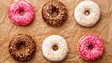 Finger weg  Donuts sehen zwar lecker aus, sie enthalten aber zu viel Zucker und andere verarbeitete Zutaten.