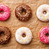 Finger weg  Donuts sehen zwar lecker aus, sie enthalten aber zu viel Zucker und andere verarbeitete Zutaten.