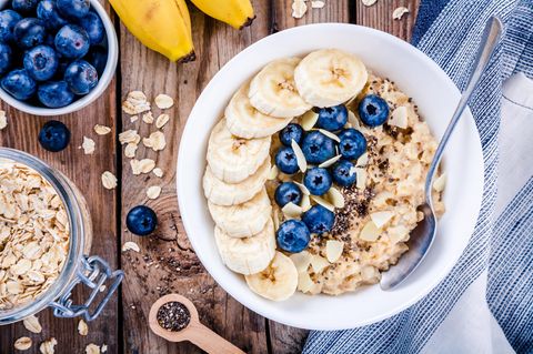 Zugreifen  Probieren Sie's mit 'overnight oats' oder Haferflocken. Die enthalten keinen zugesetzten Zucker und jede Menge Ballaststoffe.