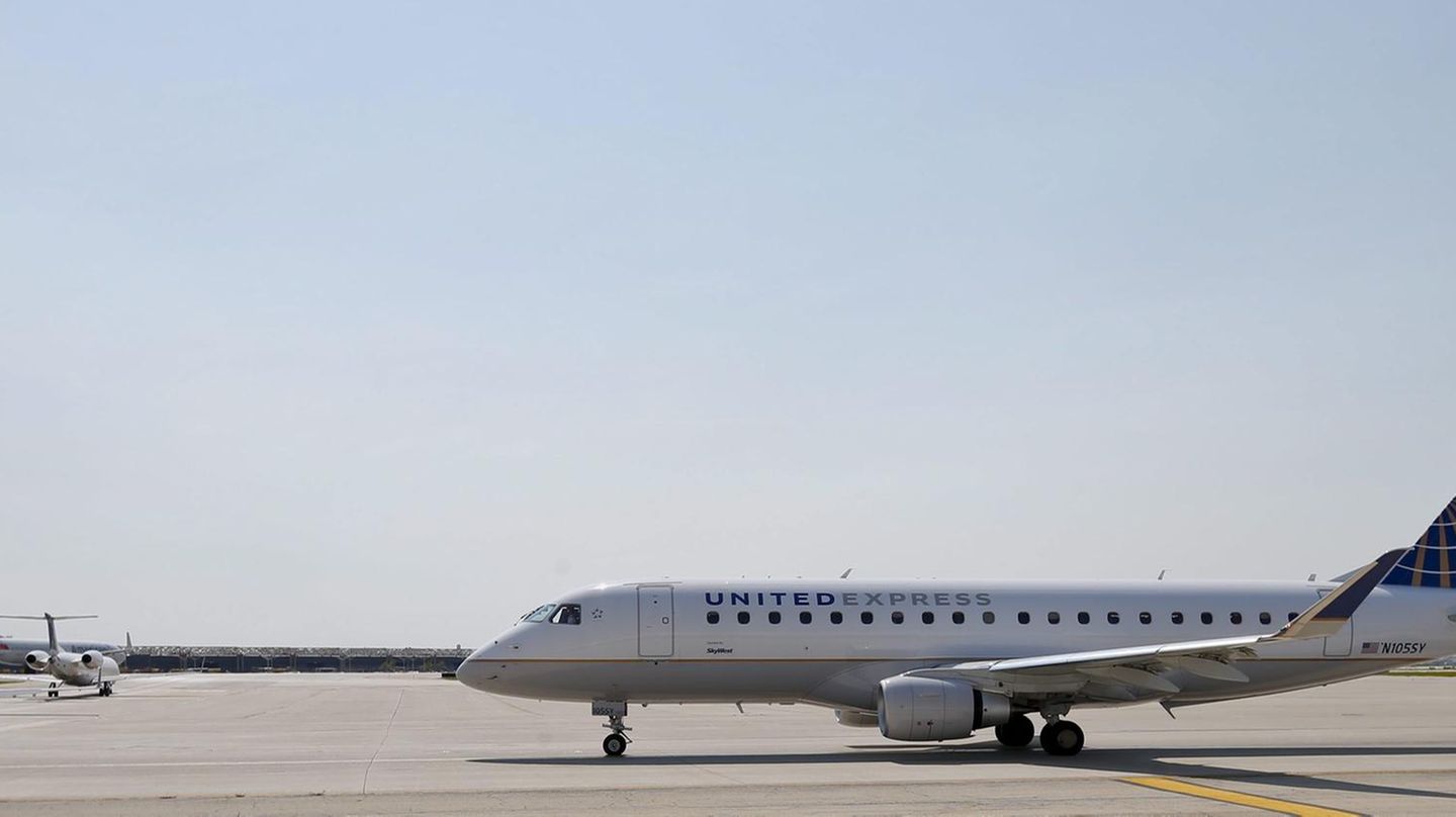 Eine Maschine von United Express steht auf dem Rollfeld