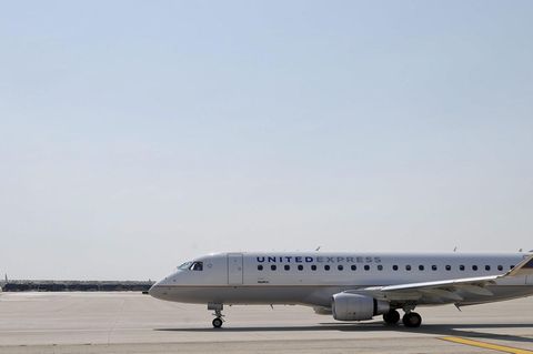 Eine Maschine von United Express steht auf dem Rollfeld