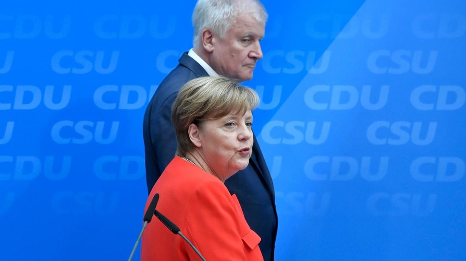 Angela Merkel und Horst Seehofer demonstrieren Einigkeit auf ganzer Linie Angela Merkel und Horst Seehofer demonstrieren Einigkeit auf ganzer Linie