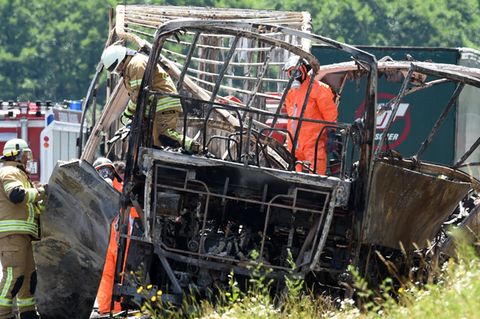 Ein verkohltes Gerippe zeugt von dem Inferno auf der Autobahn 9 in Oberfranken