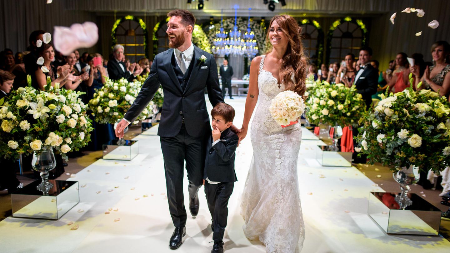 Lionel Messi (30, l.) hat seine Jugendliebe Antonela Roccuzzo (29) geheiratet - Sohn Thiago (4, M.) war auch dabei