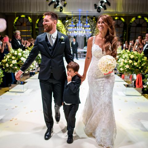 Lionel Messi (30, l.) hat seine Jugendliebe Antonela Roccuzzo (29) geheiratet - Sohn Thiago (4, M.) war auch dabei