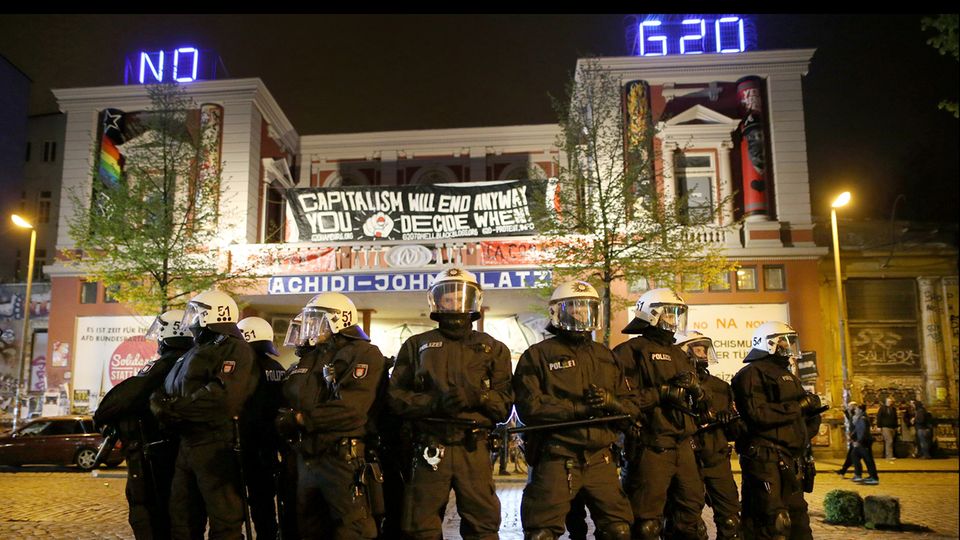 Polizisten vor der "Roten Flora" im Hamburger Schanzenviertel am 1. Mai Vorspiel zum G20-Gipfel: Polizisten vor der "Roten Flora" im Hamburger Schanzenviertel am 1. Mai