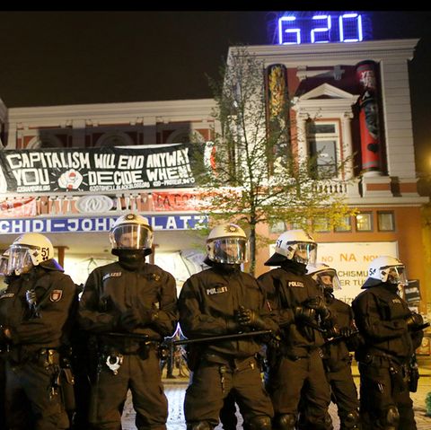Vorspiel zum G20-Gipfel: Polizisten vor der "Roten Flora" im Hamburger Schanzenviertel am 1. Mai