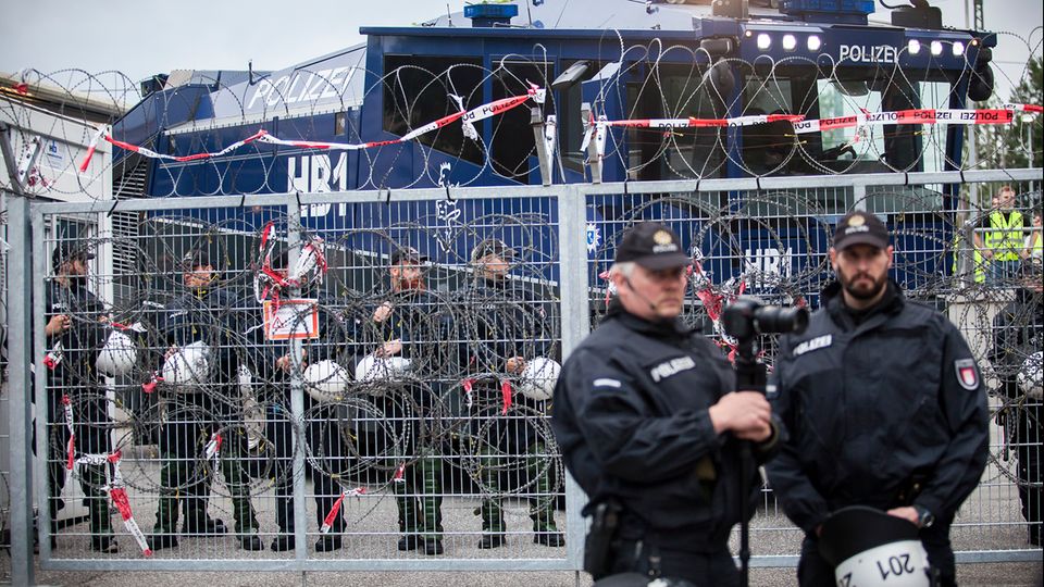 Absperrung: Polizisten und ein Wasserwerfer haben vor der "Gefangenensammelstelle" Position bezogen Absperrung: Polizisten und ein Wasserwerfer haben vor der "Gefangenensammelstelle" Position bezogen