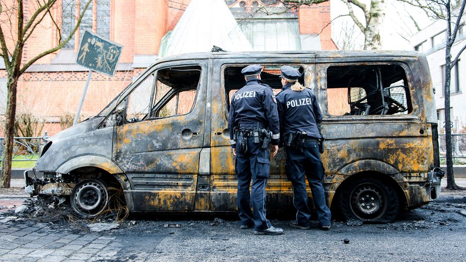 Im März ließen G20-Gegner mehrere Wagen der Hamburger Polizei in Flammen aufgehen Im März ließen G20-Gegner mehrere Wagen der Hamburger Polizei in Flammen aufgehen