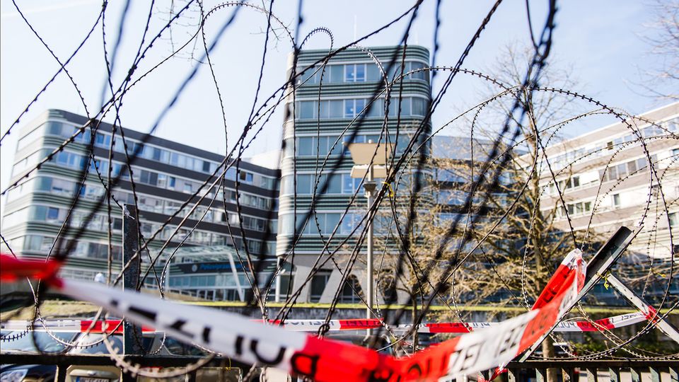 Nach den Brandanschlägen auf Polizeiautos wurde das Präsidium mit Nato-Draht gesichert Nach den Brandanschlägen auf Polizeiautos wurde das Präsidium mit Nato-Draht gesichert