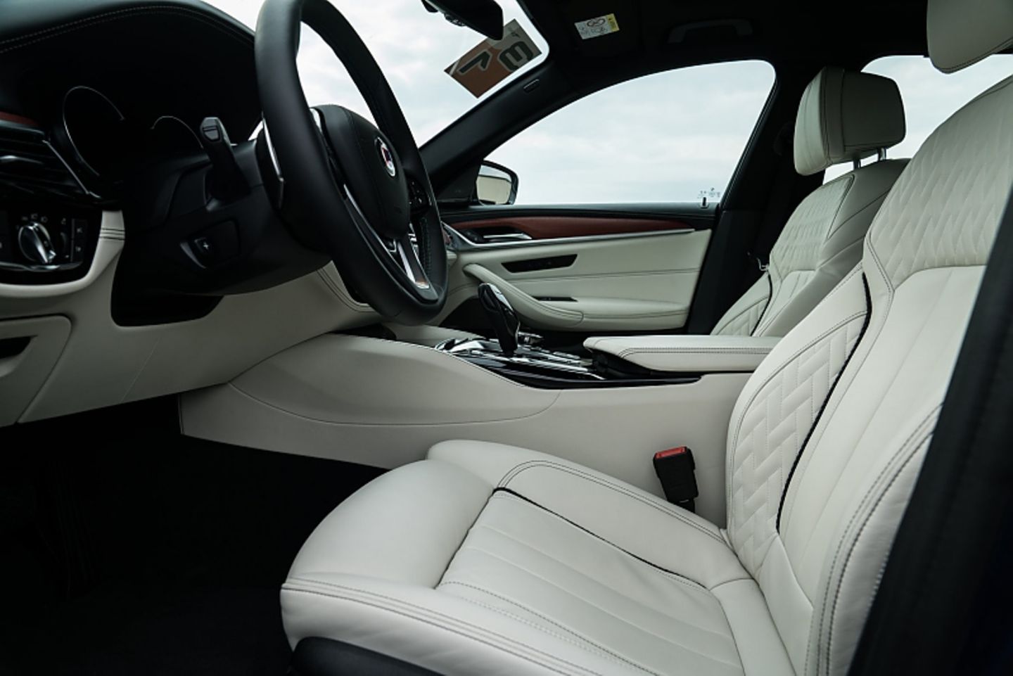 BMW Alpina B5 Touring: edles Leder ist Serie