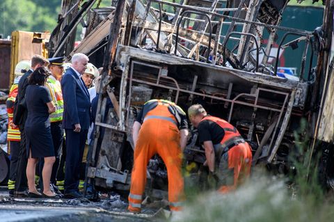 Busunglück in Bayern: Ministerpräsident Horst Seehofer steht zusammen mit Einsatzkräften an dem verunfallten Reisebus.