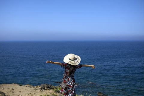 Eine chinesische Touristin während eines Urlaubs in Griechenland